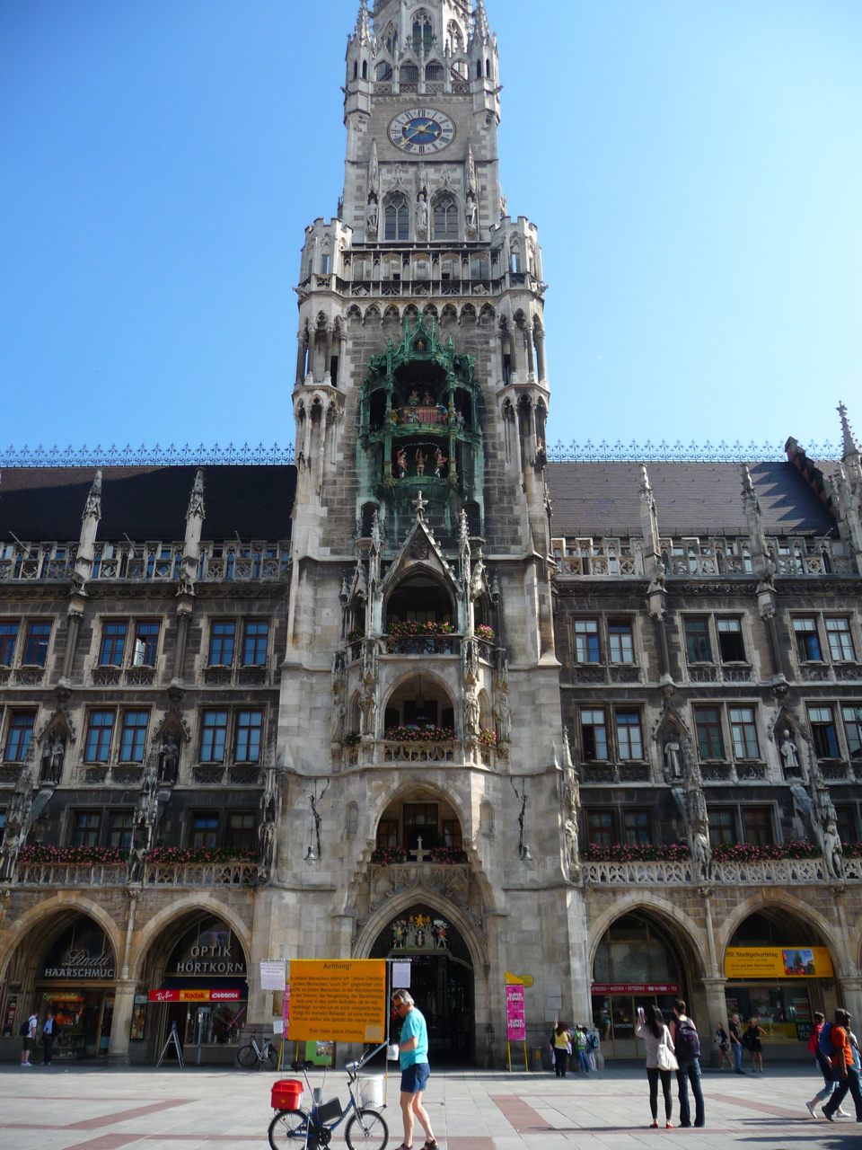 Featured Photo Glockenspiel, Munich The Aussie Nomad